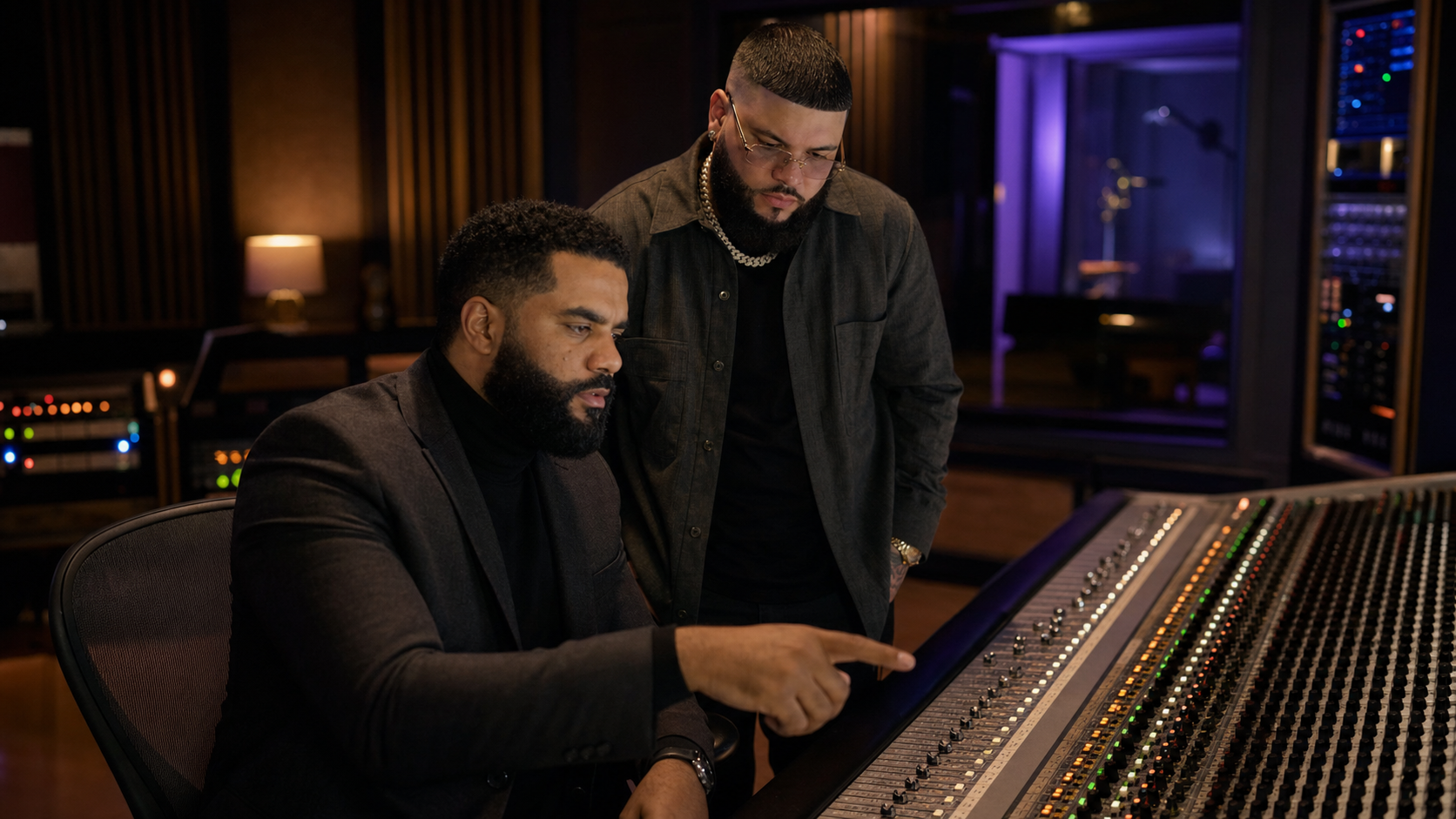Kumar trabajando en un estudio de grabación con Farruko